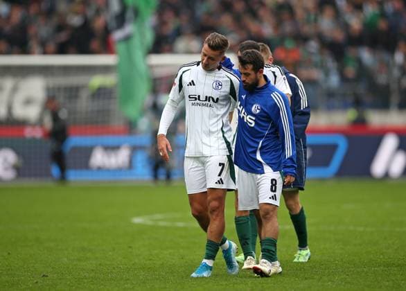 19.10.2024, Fussball 2. Bundesliga 2024 2025, 9. Spieltag, Hannover 96 - FC Schalke 04 , in der Heinz von Heiden Arena Hannover. (L-R) Paul Seguin (Schalke 04) und Amin Younes (Schalke 04) enttäuscht