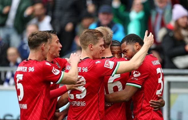 19.10.2024, Fussball 2. Bundesliga 2024 2025, 9. Spieltag, Hannover 96 - FC Schalke 04 , in der Heinz von Heiden Arena Hannover. Hannover 96 jubelt zu früh, das Tor zum 2:0 wird wegen Abseits nicht anerkannt
