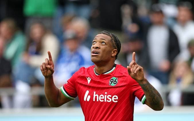 19.10.2024, Fussball 2. Bundesliga 2024 2025, 9. Spieltag, Hannover 96 - FC Schalke 04 , in der Heinz von Heiden Arena Hannover. Jessic Ngankam (Hannover) jubelt zu früh, das Tor zum 2:0 wird wegen Abseits nicht anerkannt