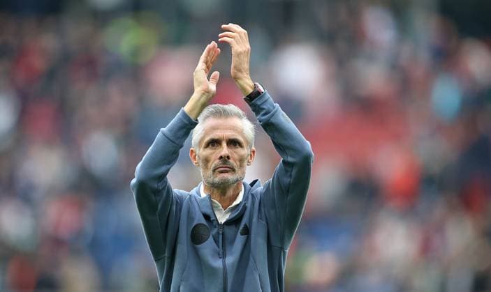 19.10.2024, Fussball 2. Bundesliga 2024 2025, 9. Spieltag, Hannover 96 - FC Schalke 04 , in der Heinz von Heiden Arena Hannover. Trainer Kees van Wonderen (Schalke 04) bedankt sich bei den mitgereisten Fans