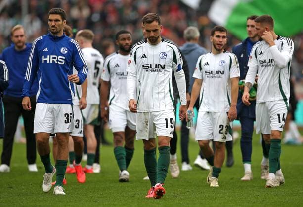 19.10.2024, Fussball 2. Bundesliga 2024 2025, 9. Spieltag, Hannover 96 - FC Schalke 04 , in der Heinz von Heiden Arena Hannover. enttäuscht gehen die Schalker Spieler zu ihren Fans, vorn Marcin Kaminski (Schalke 04) und Kenan Karaman (Schalke 04)
