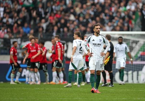 19.10.2024, Fussball 2. Bundesliga 2024 2025, 9. Spieltag, Hannover 96 - FC Schalke 04 , in der Heinz von Heiden Arena Hannover. Kenan Karaman (Schalke 04) enttäuscht