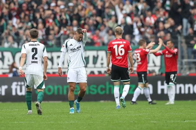 19.10.2024, xtgx, Fussball 2. Bundesliga, Hannover 96 - FC Schalke 04 emspor, v.l. Paul Seguin (Schalke, 7) enttaeuscht, enttäuscht, schaut enttaeuscht, niedergeschlagen, disappointed (DFL DFB REGULATIONS PROHIBIT ANY USE OF PHOTOGRAPHS as IMAGE SEQUENCES and or QUASI-VIDEO) Hannover
