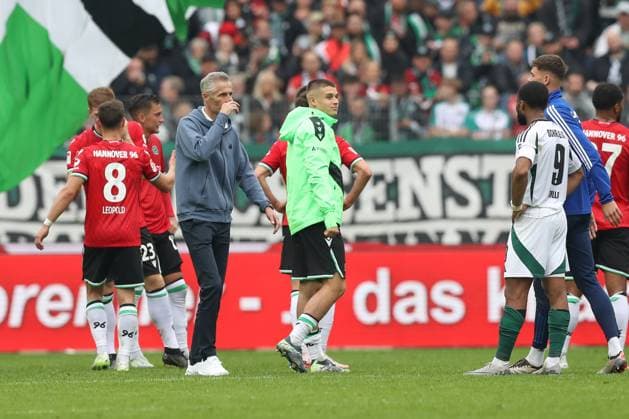 19.10.2024, xtgx, Fussball 2. Bundesliga, Hannover 96 - FC Schalke 04 emspor, v.l. Kees van Wonderen (Schalke, Trainer) enttaeuscht, enttäuscht, schaut enttaeuscht, niedergeschlagen, disappointed (DFL DFB REGULATIONS PROHIBIT ANY USE OF PHOTOGRAPHS as IMAGE SEQUENCES and or QUASI-VIDEO) Hannover