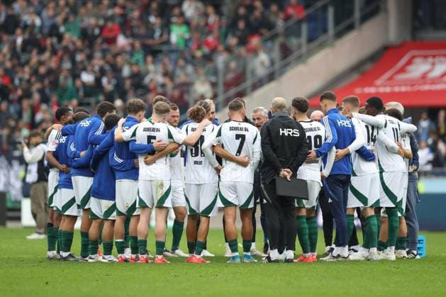 19.10.2024, xtgx, Fussball 2. Bundesliga, Hannover 96 - FC Schalke 04 emspor, v.l. Schalke Mannschaftskreis (DFL DFB REGULATIONS PROHIBIT ANY USE OF PHOTOGRAPHS as IMAGE SEQUENCES and or QUASI-VIDEO) Hannover