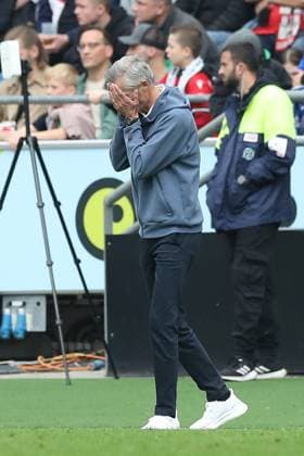 19.10.2024, xtgx, Fussball 2. Bundesliga, Hannover 96 - FC Schalke 04 emspor, v.l. Kees van Wonderen (Schalke, Trainer) enttaeuscht, enttäuscht, schaut enttaeuscht, niedergeschlagen, disappointed (DFL DFB REGULATIONS PROHIBIT ANY USE OF PHOTOGRAPHS as IMAGE SEQUENCES and or QUASI-VIDEO) Hannover