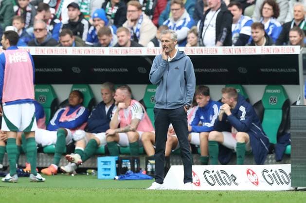 19.10.2024, xtgx, Fussball 2. Bundesliga, Hannover 96 - FC Schalke 04 emspor, v.l. Kees van Wonderen (Schalke, Trainer) enttaeuscht, enttäuscht, schaut enttaeuscht, niedergeschlagen, disappointed (DFL DFB REGULATIONS PROHIBIT ANY USE OF PHOTOGRAPHS as IMAGE SEQUENCES and or QUASI-VIDEO) Hannover