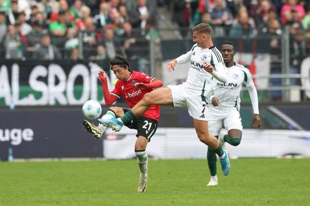 19.10.2024, xtgx, Fussball 2. Bundesliga, Hannover 96 - FC Schalke 04 emspor, v.l. Sei Muroya (Hannover, 21), Paul Seguin (Schalke, 7) Zweikampf, Duell, Kampf, tackle (DFL DFB REGULATIONS PROHIBIT ANY USE OF PHOTOGRAPHS as IMAGE SEQUENCES and or QUASI-VIDEO) Hannover