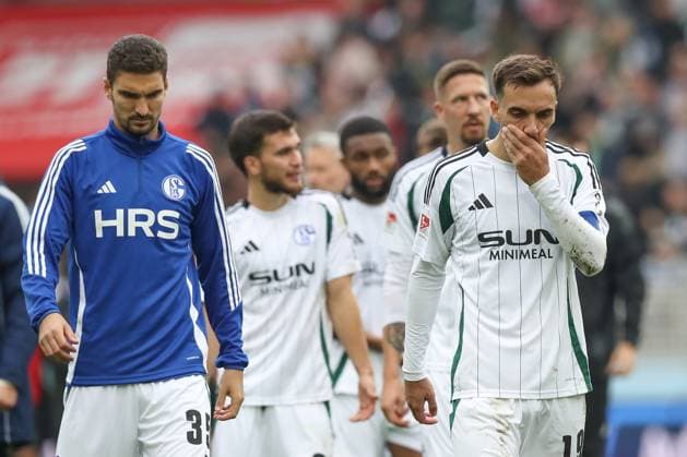 19.10.2024, xtgx, Fussball 2. Bundesliga, Hannover 96 - FC Schalke 04 emspor, v.l. Kenan Karaman (Schalke, 19) enttaeuscht, enttäuscht, schaut enttaeuscht, niedergeschlagen, disappointed (DFL DFB REGULATIONS PROHIBIT ANY USE OF PHOTOGRAPHS as IMAGE SEQUENCES and or QUASI-VIDEO) Hannover