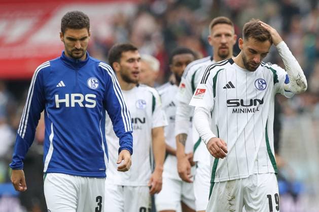 19.10.2024, xtgx, Fussball 2. Bundesliga, Hannover 96 - FC Schalke 04 emspor, v.l. Kenan Karaman (Schalke, 19) enttaeuscht, enttäuscht, schaut enttaeuscht, niedergeschlagen, disappointed (DFL DFB REGULATIONS PROHIBIT ANY USE OF PHOTOGRAPHS as IMAGE SEQUENCES and or QUASI-VIDEO) Hannover