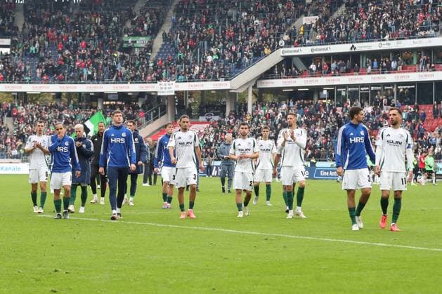 19.10.2024, xtgx, Fussball 2. Bundesliga, Hannover 96 - FC Schalke 04 emspor, v.l. Schalke enttaeuscht, enttäuscht, schaut enttaeuscht, niedergeschlagen, disappointed (DFL DFB REGULATIONS PROHIBIT ANY USE OF PHOTOGRAPHS as IMAGE SEQUENCES and or QUASI-VIDEO) Hannover