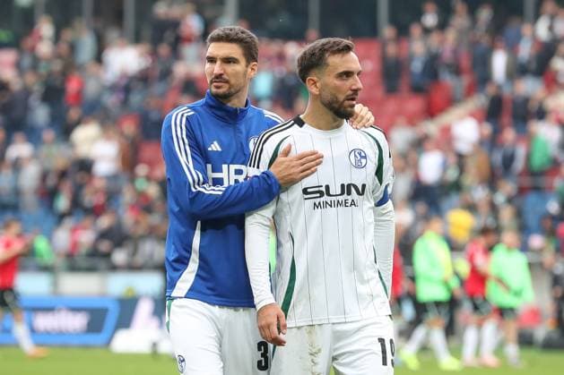 19.10.2024, xtgx, Fussball 2. Bundesliga, Hannover 96 - FC Schalke 04 emspor, v.l. Marcin Kaminski (Schalke, 35), Kenan Karaman (Schalke, 19) enttaeuscht, enttäuscht, schaut enttaeuscht, niedergeschlagen, disappointed (DFL DFB REGULATIONS PROHIBIT ANY USE OF PHOTOGRAPHS as IMAGE SEQUENCES and or QUASI-VIDEO) Hannover