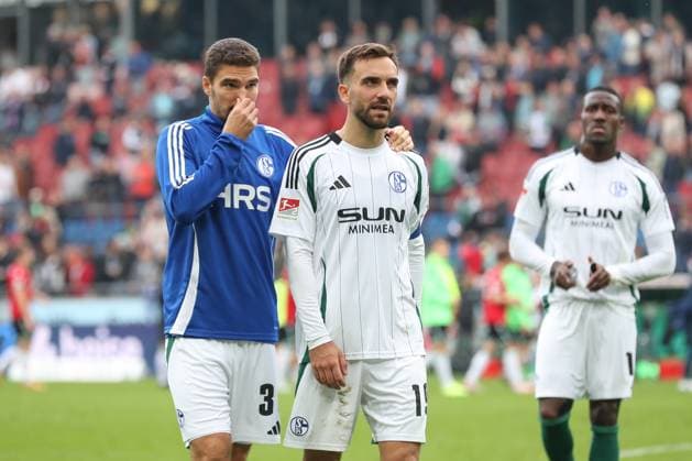19.10.2024, xtgx, Fussball 2. Bundesliga, Hannover 96 - FC Schalke 04 emspor, v.l. Marcin Kaminski (Schalke, 35), Kenan Karaman (Schalke, 19) enttaeuscht, enttäuscht, schaut enttaeuscht, niedergeschlagen, disappointed (DFL DFB REGULATIONS PROHIBIT ANY USE OF PHOTOGRAPHS as IMAGE SEQUENCES and or QUASI-VIDEO) Hannover
