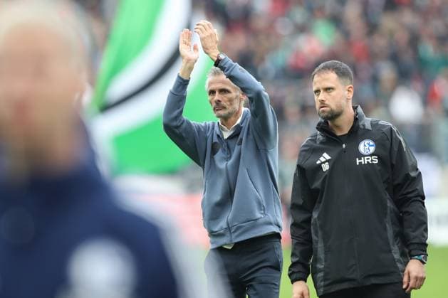 19.10.2024, xtgx, Fussball 2. Bundesliga, Hannover 96 - FC Schalke 04 emspor, v.l. Kees van Wonderen (Schalke, Trainer) Bedankt sich bei den Fans enttaeuscht, enttäuscht, schaut enttaeuscht, niedergeschlagen, disappointed (DFL DFB REGULATIONS PROHIBIT ANY USE OF PHOTOGRAPHS as IMAGE SEQUENCES and or QUASI-VIDEO) Hannover