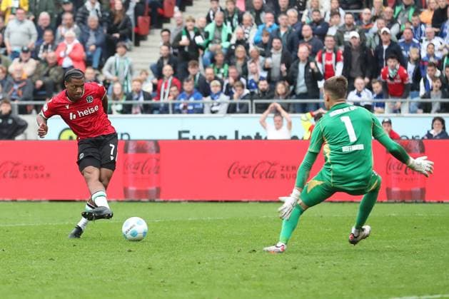 19.10.2024, xtgx, Fussball 2. Bundesliga, Hannover 96 - FC Schalke 04 emspor, v.l. Jessic Ngankam (Hannover, 7) schiesst Tor, schießt, Torschuetze, erzielt Tor, Treffer, scores the goal Abseits (DFL DFB REGULATIONS PROHIBIT ANY USE OF PHOTOGRAPHS as IMAGE SEQUENCES and or QUASI-VIDEO) Hannover