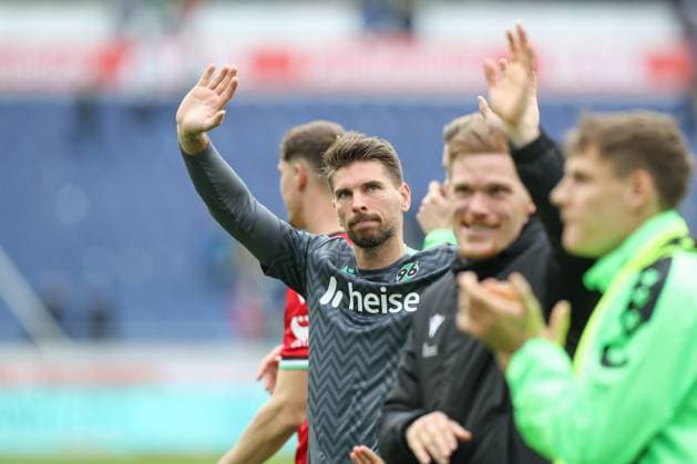 19.10.2024, xtgx, Fussball 2. Bundesliga, Hannover 96 - FC Schalke 04 emspor, v.l. Ron Robert Zieler (Hannover, 16) Jubel ueber den Sieg, Jubel nach Spielende (DFL DFB REGULATIONS PROHIBIT ANY USE OF PHOTOGRAPHS as IMAGE SEQUENCES and or QUASI-VIDEO) Hannover