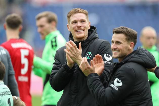 19.10.2024, xtgx, Fussball 2. Bundesliga, Hannover 96 - FC Schalke 04 emspor, v.l. Marcel Halstenberg (Hannover, 23) Jubel ueber den Sieg, Jubel nach Spielende (DFL DFB REGULATIONS PROHIBIT ANY USE OF PHOTOGRAPHS as IMAGE SEQUENCES and or QUASI-VIDEO) Hannover