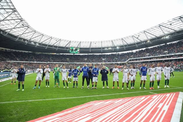 19.10.2024, xtgx, Fussball 2. Bundesliga, Hannover 96 - FC Schalke 04 emspor, v.l. Schalke enttaeuscht, enttäuscht, schaut enttaeuscht, niedergeschlagen, disappointed (DFL DFB REGULATIONS PROHIBIT ANY USE OF PHOTOGRAPHS as IMAGE SEQUENCES and or QUASI-VIDEO) Hannover