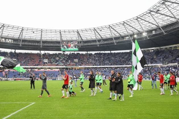 19.10.2024, xtgx, Fussball 2. Bundesliga, Hannover 96 - FC Schalke 04 emspor, v.l. Hannover Jubel ueber den Sieg, Jubel nach Spielende (DFL DFB REGULATIONS PROHIBIT ANY USE OF PHOTOGRAPHS as IMAGE SEQUENCES and or QUASI-VIDEO) Hannover
