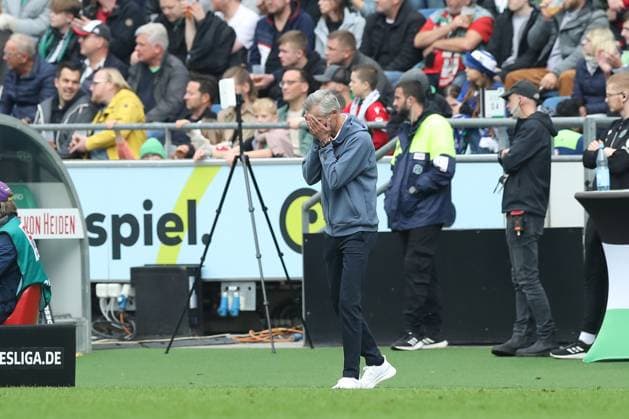 19.10.2024, xtgx, Fussball 2. Bundesliga, Hannover 96 - FC Schalke 04 emspor, v.l. Kees van Wonderen (Schalke, Trainer) enttaeuscht, enttäuscht, schaut enttaeuscht, niedergeschlagen, disappointed (DFL DFB REGULATIONS PROHIBIT ANY USE OF PHOTOGRAPHS as IMAGE SEQUENCES and or QUASI-VIDEO) Hannover