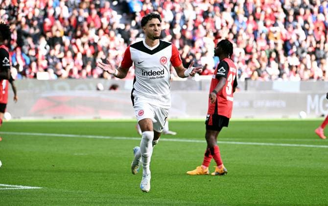 Fussball, Bundesliga, Deutschland, Herren, Saison 2024 2025, 7. Spieltag, BayArena Leverkusen: Bayer Leverkusen - Eintracht Frankfurt; Jubel Omar Marmoush (SGE) nach seinem Tor zum 0:1 durch Foulelfmeter. Jubel, Freude, Aktion.