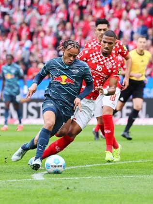 Mainz - RB Leipzig Bundesliga Mainz, 19.10.2024, Mewa Arena, Fußball Bundesliga, Spieltag 7 , 1. FSV Mainz 05 vs. RB Leipzig , Tor für Leipzig zum 0:1. Im Bild v.l.: Torschütze Xavi Simons (10, RB Leipzig) setzt sich gegen Moritz Jenz (3, Mainz) durch und erzielt das Tor ,