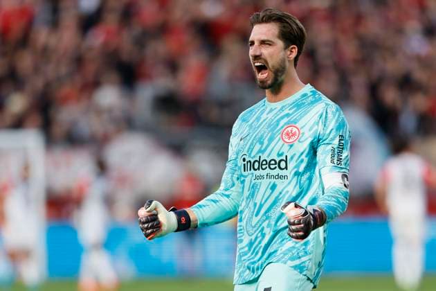 DFL1, Bayer 04 Leverkusen - Eintracht Frankfurt, 19.10.2024 Torjubel von Kevin Trapp (Eintracht Frankfurt, 1); Bayer 04 Leverkusen - Eintracht Frankfurt an Spieltag 7 der 1. Fußball-Bundesliga am 19.10.2024 in der BayArena in Leverkusen. DIE DFL-VORSCHRIFTEN VERBIETEN JEDE VERWENDUNG VON FOTOS ALS BILDSEQUENZEN UND ODER QUASI-VIDEO. *** DFL1, Bayer 04 Leverkusen Eintracht Frankfurt, 19 10 2024 Goal celebration by Kevin Trapp Eintracht Frankfurt, 1 Bayer 04 Leverkusen Eintracht Frankfurt on matchday 7 of Bundesliga 1 on 19 10 2024 at the BayArena in Leverkusen THE DFL REGULATIONS PROHIBIT ANY USE OF PHOTOS AS PICTURE SEQUENCES AND OR QUASI VIDEO Copyright: xBEAUTIFULxSPORTS AxelxKohringx