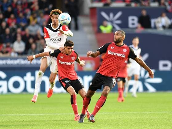 Hugo Ekitike (Eintracht Frankfurt), Piero Hincapie (Bayer 04 Leverkusen) und Jonathan Tah (Bayer 04 Leverkusen) im Zweikampf waehrend des Spiels der 1. Bundesliga zwischen Bayer 04 Leverkusen und Eintracht Frankfurt, BayArena am 19. October 2024 in Leverkusen, Deutschland. (Foto von Ralf Treese DeFodi Images) +++ Hugo Ekitike (Eintracht Frankfurt), Piero Hincapie (Bayer 04 Leverkusen) und Jonathan Tah (Bayer 04 Leverkusen) battle for the ball during the Bundesliga match between Bayer 04 Leverkusen and Eintracht Frankfurt at BayArena on October 19, 2024 in Leverkusen, Germany. (Photo by Ralf Treese DeFodi Images) DFL regulations prohibit any use of photographs as image sequences and or quasi-video. not used in POL SRB CRO FRA GBR NED ITA USA Defodi-521_LEVFRA20241019_046