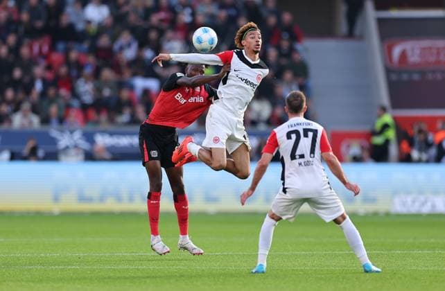 Sport Bilder des Tages 19.10.2024, Fussball Bundesliga, Bayer 04 Leverkusen - Eintracht Frankfurt, emonline, emspor, v.l., Edmond Tapsoba (Bayer 04 Leverkusen), Hugo Ekitike (Eintracht Frankfurt) DFL DFB REGULATIONS PROHIBIT ANY USE OF PHOTOGRAPHS AS IMAGE SEQUENCES AND OR QUASI-VIDEO. xdcx Copyright: HMBxMedia
