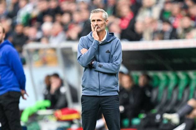 2. Bundesliga - Hannover 06 - FC Schalke 04 am 19.10.2024 in der HDI Arena in Hannover Trainer Kees van Wonderen (Schalke) unzufrieden, enttäuscht, enttaeuscht, niedergeschlagen.