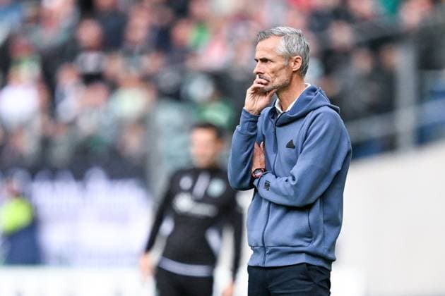 2. Bundesliga - Hannover 06 - FC Schalke 04 am 19.10.2024 in der HDI Arena in Hannover Trainer Kees van Wonderen (Schalke) unzufrieden, enttäuscht, enttaeuscht, niedergeschlagen.