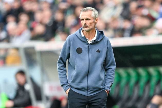 2. Bundesliga - Hannover 06 - FC Schalke 04 am 19.10.2024 in der HDI Arena in Hannover Trainer Kees van Wonderen (Schalke) unzufrieden, enttäuscht, enttaeuscht, niedergeschlagen.