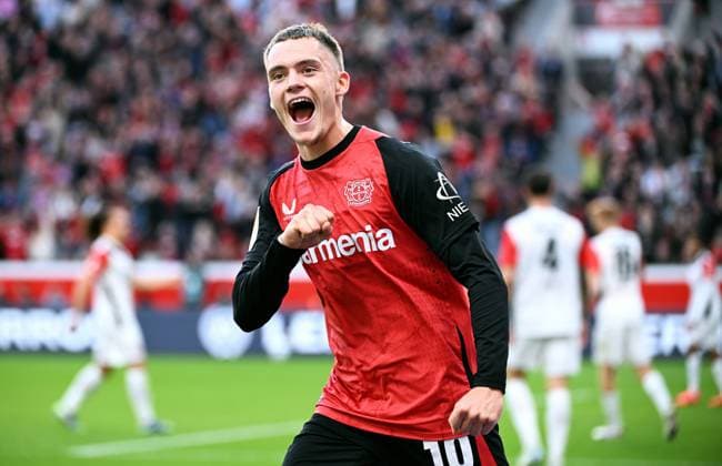 Fussball, Bundesliga, Deutschland, Herren, Saison 2024 2025, 7. Spieltag, BayArena Leverkusen: Bayer Leverkusen - Eintracht Frankfurt; Jubel Florian Wirtz (LEV) nach dem Tor zum 2:1 durch Victor Boniface (LEV). Jubel, Freude, Aktion.