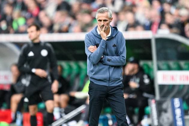 2. Bundesliga - Hannover 06 - FC Schalke 04 am 19.10.2024 in der HDI Arena in Hannover Trainer Kees van Wonderen (Schalke) unzufrieden, enttäuscht, enttaeuscht, niedergeschlagen.