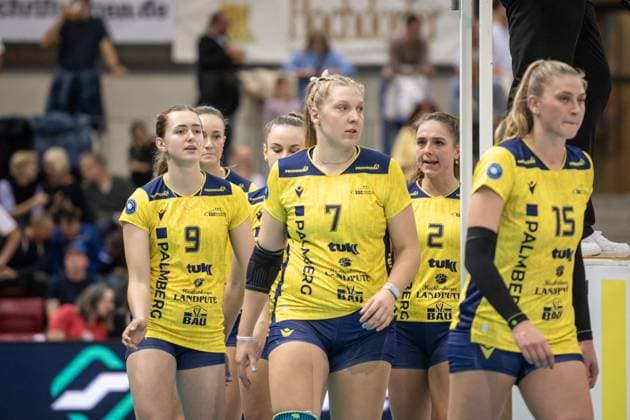 Margaret Ann Wolowicz (SSC Palmberg Schwerin, 07), Mitte und Team - geknickte Stimmung nach verlorenem ersten Satz GER, Allianz MTV Stuttgart vs. SSC Palmberg Schwerin Volleyball Bundesliga, VBL, Spielzeit 2024 2025, 19.10.2024 GER, Allianz MTV Stuttgart vs. SSC Palmberg Schwerin Volleyball Bundesliga, VBL, Spielzeit 2024 2025, 19.10.2024 Stuttgart Copyright: xSandyxDinkelackerx EP_SDR