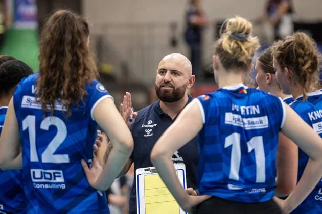 Konstantin Bitter (Trainer Allianz MTV Stuttgart) - Auszeit, Ansprache an das Team GER, Allianz MTV Stuttgart vs. SSC Palmberg Schwerin Volleyball Bundesliga, VBL, Spielzeit 2024 2025, 19.10.2024 GER, Allianz MTV Stuttgart vs. SSC Palmberg Schwerin Volleyball Bundesliga, VBL, Spielzeit 2024 2025, 19.10.2024 Stuttgart Copyright: xSandyxDinkelackerx EP_SDR