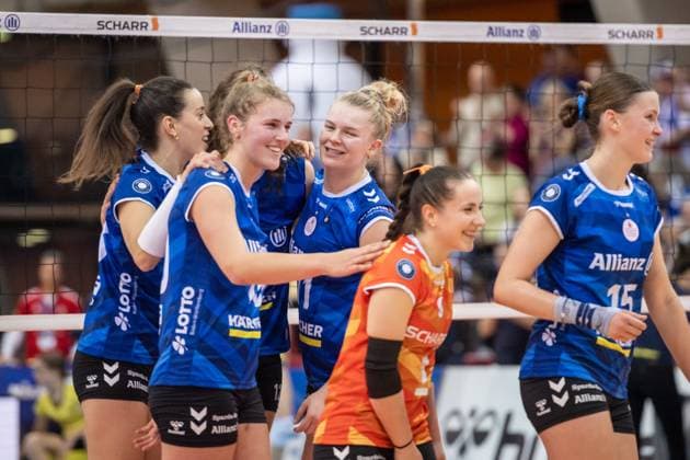 Maria Segura Palleres (Allianz MTV Stuttgart, 33) Jolien Knollema (Allianz MTV Stuttgart, 10), Pauline Martin (Allianz MTV Stuttgart, 11) Roosa Koskelo (Allianz MTV Stuttgart, 01), Charlotte Krenicky (Allianz MTV Stuttgart, 15) Jubel, Freude beim MTV Stuttgart GER, Allianz MTV Stuttgart vs. SSC Palmberg Schwerin Volleyball Bundesliga, VBL, Spielzeit 2024 2025, 19.10.2024 GER, Allianz MTV Stuttgart vs. SSC Palmberg Schwerin Volleyball Bundesliga, VBL, Spielzeit 2024 2025, 19.10.2024 Stuttgart Copyright: xSandyxDinkelackerx EP_SDR