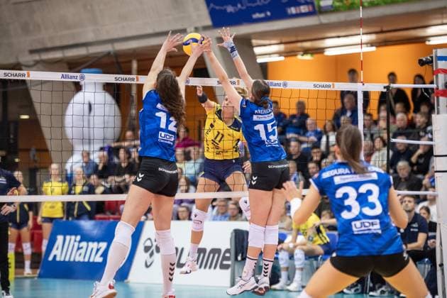 Annegret Hoelzig (SSC Palmberg Schwerin, 11) vs. Stuttgarter Block aus Lucia Varela Gomez (Allianz MTV Stuttgart, 12) und Charlotte Krenicky (Allianz MTV Stuttgart, 15) GER, Allianz MTV Stuttgart vs. SSC Palmberg Schwerin Volleyball Bundesliga, VBL, Spielzeit 2024 2025, 19.10.2024 GER, Allianz MTV Stuttgart vs. SSC Palmberg Schwerin Volleyball Bundesliga, VBL, Spielzeit 2024 2025, 19.10.2024 Stuttgart Copyright: xSandyxDinkelackerx EP_SDR