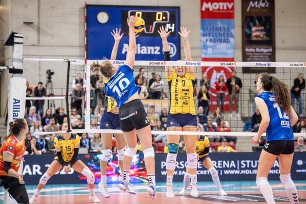 Jolien Knollema (Allianz MTV Stuttgart, 10) vs. Schweriner Block, re. Margaret Ann Wolowicz (SSC Palmberg Schwerin, 07) GER, Allianz MTV Stuttgart vs. SSC Palmberg Schwerin Volleyball Bundesliga, VBL, Spielzeit 2024 2025, 19.10.2024 GER, Allianz MTV Stuttgart vs. SSC Palmberg Schwerin Volleyball Bundesliga, VBL, Spielzeit 2024 2025, 19.10.2024 Stuttgart Copyright: xSandyxDinkelackerx EP_SDR