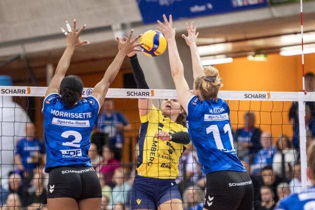 Fleur Savelkoel (SSC Palmberg Schwerin, 02) vs. Stuttgarter Block aus Breland Morrissette (Allianz MTV Stuttgart, 02) und Pauline Martin (Allianz MTV Stuttgart, 11), re. GER, Allianz MTV Stuttgart vs. SSC Palmberg Schwerin Volleyball Bundesliga, VBL, Spielzeit 2024 2025, 19.10.2024 GER, Allianz MTV Stuttgart vs. SSC Palmberg Schwerin Volleyball Bundesliga, VBL, Spielzeit 2024 2025, 19.10.2024 Stuttgart Copyright: xSandyxDinkelackerx EP_SDR