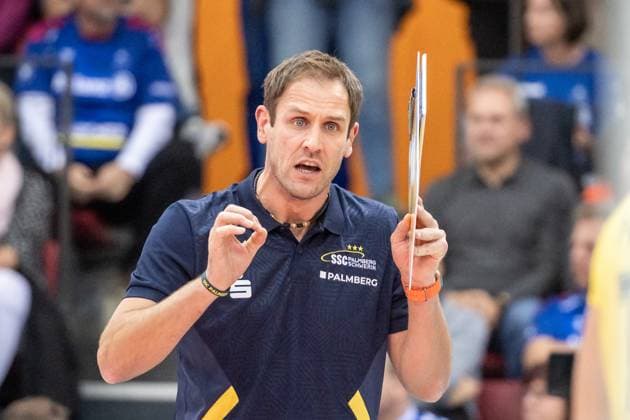Felix Koslowski (Trainer SSC Palmberg Schwerin) - kritischer Blick vom Spielfeldrand GER, Allianz MTV Stuttgart vs. SSC Palmberg Schwerin Volleyball Bundesliga, VBL, Spielzeit 2024 2025, 19.10.2024 GER, Allianz MTV Stuttgart vs. SSC Palmberg Schwerin Volleyball Bundesliga, VBL, Spielzeit 2024 2025, 19.10.2024 Stuttgart Copyright: xSandyxDinkelackerx EP_SDR