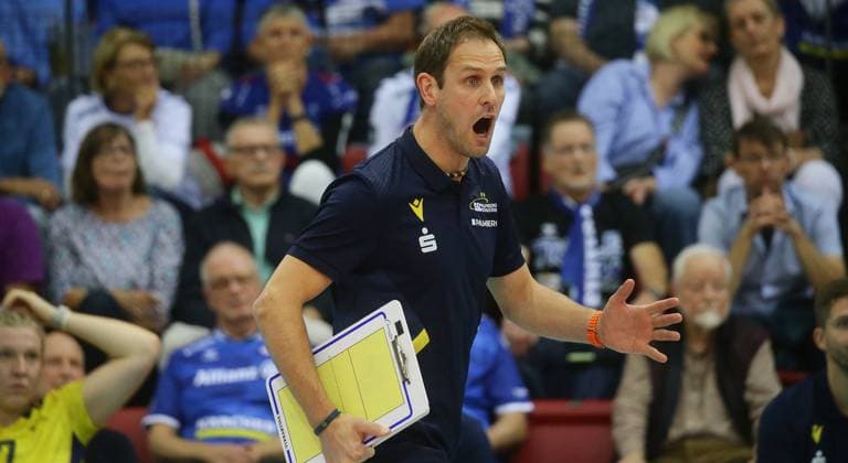 Stuttgart , Volleyball Bundesliga Frauen, Allianz MTV Stuttgart vs. SSC Palmberg Schwerin , Trainer Felix Koslowski ( Schwerin )