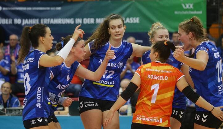 Stuttgart , Volleyball Bundesliga Frauen, Allianz MTV Stuttgart vs. SSC Palmberg Schwerin , Jubel Stuttgart ,von links: Maria Segura Palleres Charlotte Krenicky