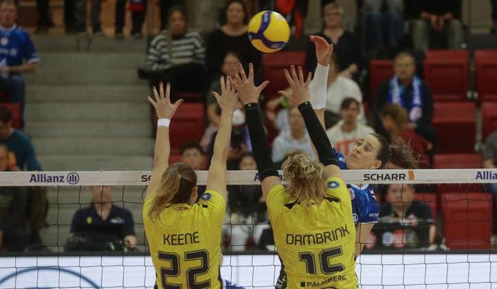 Stuttgart , Volleyball Bundesliga Frauen, Allianz MTV Stuttgart vs. SSC Palmberg Schwerin , rechts: Maria Segura Palleres ( Stgt )
