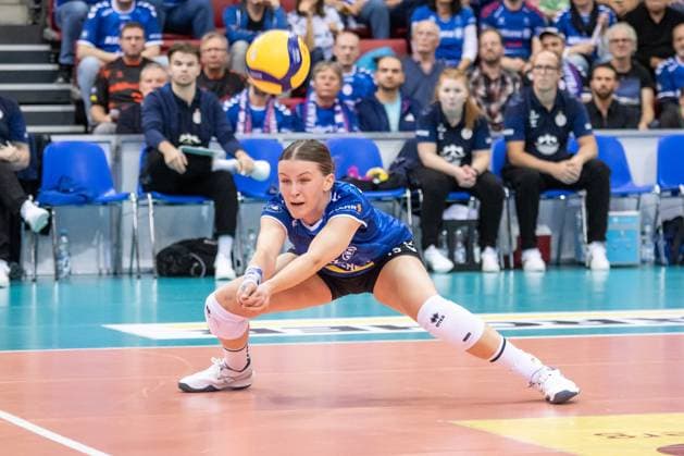 Charlotte Krenicky (Allianz MTV Stuttgart, 15) - Ballannahme GER, Allianz MTV Stuttgart vs. SSC Palmberg Schwerin Volleyball Bundesliga, VBL, Spielzeit 2024 2025, 19.10.2024 GER, Allianz MTV Stuttgart vs. SSC Palmberg Schwerin Volleyball Bundesliga, VBL, Spielzeit 2024 2025, 19.10.2024 Stuttgart Copyright: xSandyxDinkelackerx EP_SDR