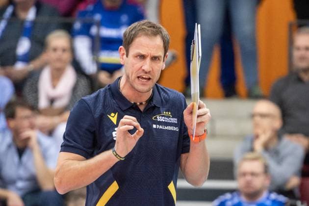 Felix Koslowski (Trainer SSC Palmberg Schwerin) - kritischer Blick, spricht vom Spielfeldrand zur Mannschaft GER, Allianz MTV Stuttgart vs. SSC Palmberg Schwerin Volleyball Bundesliga, VBL, Spielzeit 2024 2025, 19.10.2024 GER, Allianz MTV Stuttgart vs. SSC Palmberg Schwerin Volleyball Bundesliga, VBL, Spielzeit 2024 2025, 19.10.2024 Stuttgart Copyright: xSandyxDinkelackerx EP_SDR