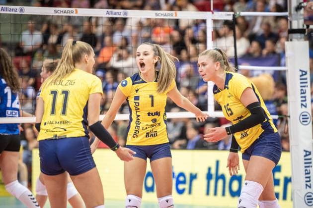 Karla Antunovic (SSC Palmberg Schwerin, 01) - Motivationsschrei zu Annegret Hoelzig (SSC Palmberg Schwerin, 11), li. und Elles Dambrink (SSC Palmberg Schwerin, 15), re. GER, Allianz MTV Stuttgart vs. SSC Palmberg Schwerin Volleyball Bundesliga, VBL, Spielzeit 2024 2025, 19.10.2024 GER, Allianz MTV Stuttgart vs. SSC Palmberg Schwerin Volleyball Bundesliga, VBL, Spielzeit 2024 2025, 19.10.2024 Stuttgart Copyright: xSandyxDinkelackerx EP_SDR