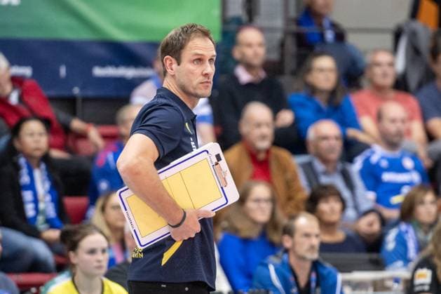 Felix Koslowski (Trainer SSC Palmberg Schwerin) - konzentrierter Blick auf das Spielfeld GER, Allianz MTV Stuttgart vs. SSC Palmberg Schwerin Volleyball Bundesliga, VBL, Spielzeit 2024 2025, 19.10.2024 GER, Allianz MTV Stuttgart vs. SSC Palmberg Schwerin Volleyball Bundesliga, VBL, Spielzeit 2024 2025, 19.10.2024 Stuttgart Copyright: xSandyxDinkelackerx EP_SDR