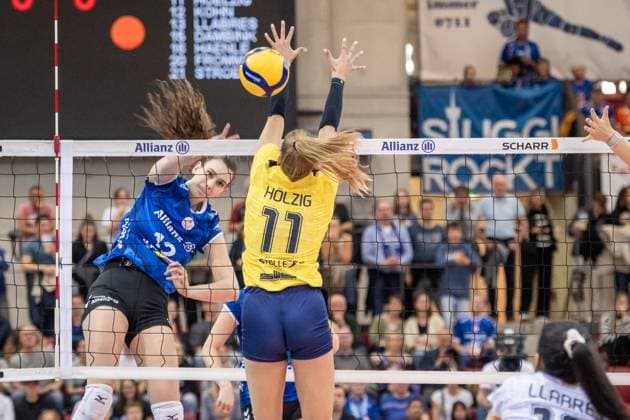 Lucia Varela Gomez (Allianz MTV Stuttgart, 12) vs. Annegret Hoelzig (SSC Palmberg Schwerin, 11) GER, Allianz MTV Stuttgart vs. SSC Palmberg Schwerin Volleyball Bundesliga, VBL, Spielzeit 2024 2025, 19.10.2024 GER, Allianz MTV Stuttgart vs. SSC Palmberg Schwerin Volleyball Bundesliga, VBL, Spielzeit 2024 2025, 19.10.2024 Stuttgart Copyright: xSandyxDinkelackerx EP_SDR