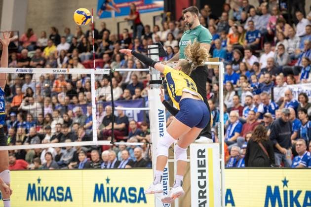 Elles Dambrink (SSC Palmberg Schwerin, 15) spielt Ball ueber das Netz GER, Allianz MTV Stuttgart vs. SSC Palmberg Schwerin Volleyball Bundesliga, VBL, Spielzeit 2024 2025, 19.10.2024 GER, Allianz MTV Stuttgart vs. SSC Palmberg Schwerin Volleyball Bundesliga, VBL, Spielzeit 2024 2025, 19.10.2024 Stuttgart Copyright: xSandyxDinkelackerx EP_SDR